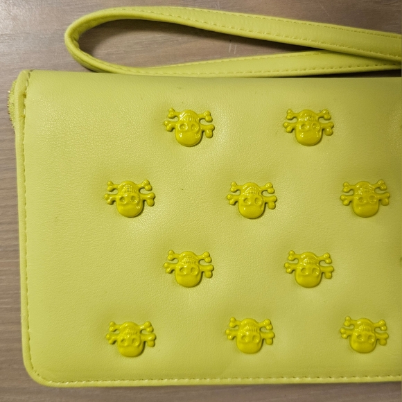 Betsey Johnson Neon Citron Skull Studded Wristlet Zip Around Credit Card Wallet - Picture 4 of 11